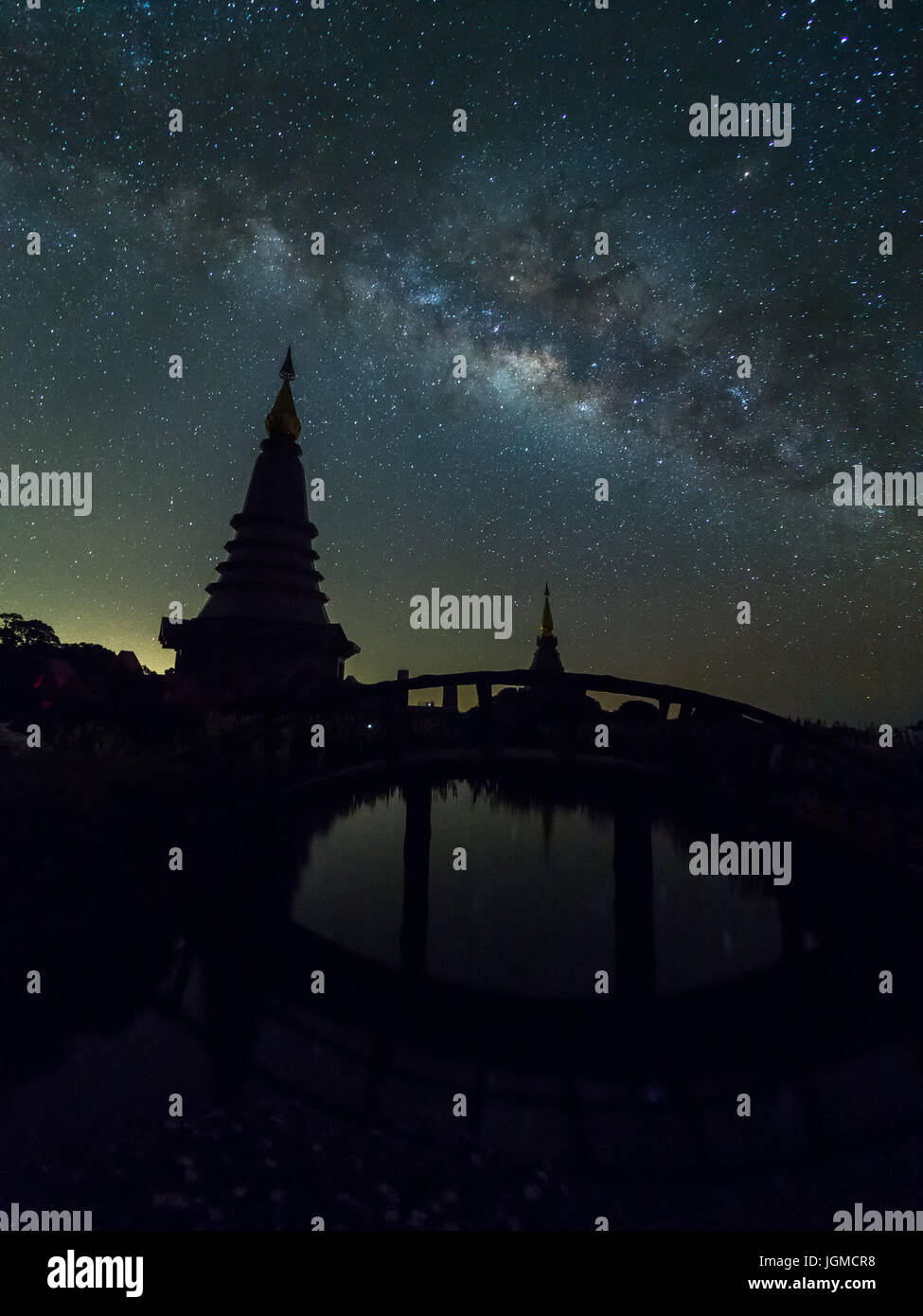 La pagode de silhouette avec voie lactée en sombre nuit à Doi Inthanon, Chiang Mai, Thaïlande Banque D'Images