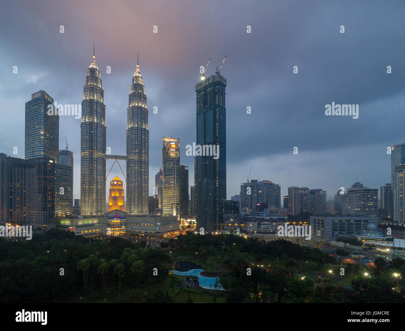 Petronas Twin Towers de jour nuageux au crépuscule du temps, haute tour historique citysacpe à Kuala Lumpur, Malaisie Banque D'Images