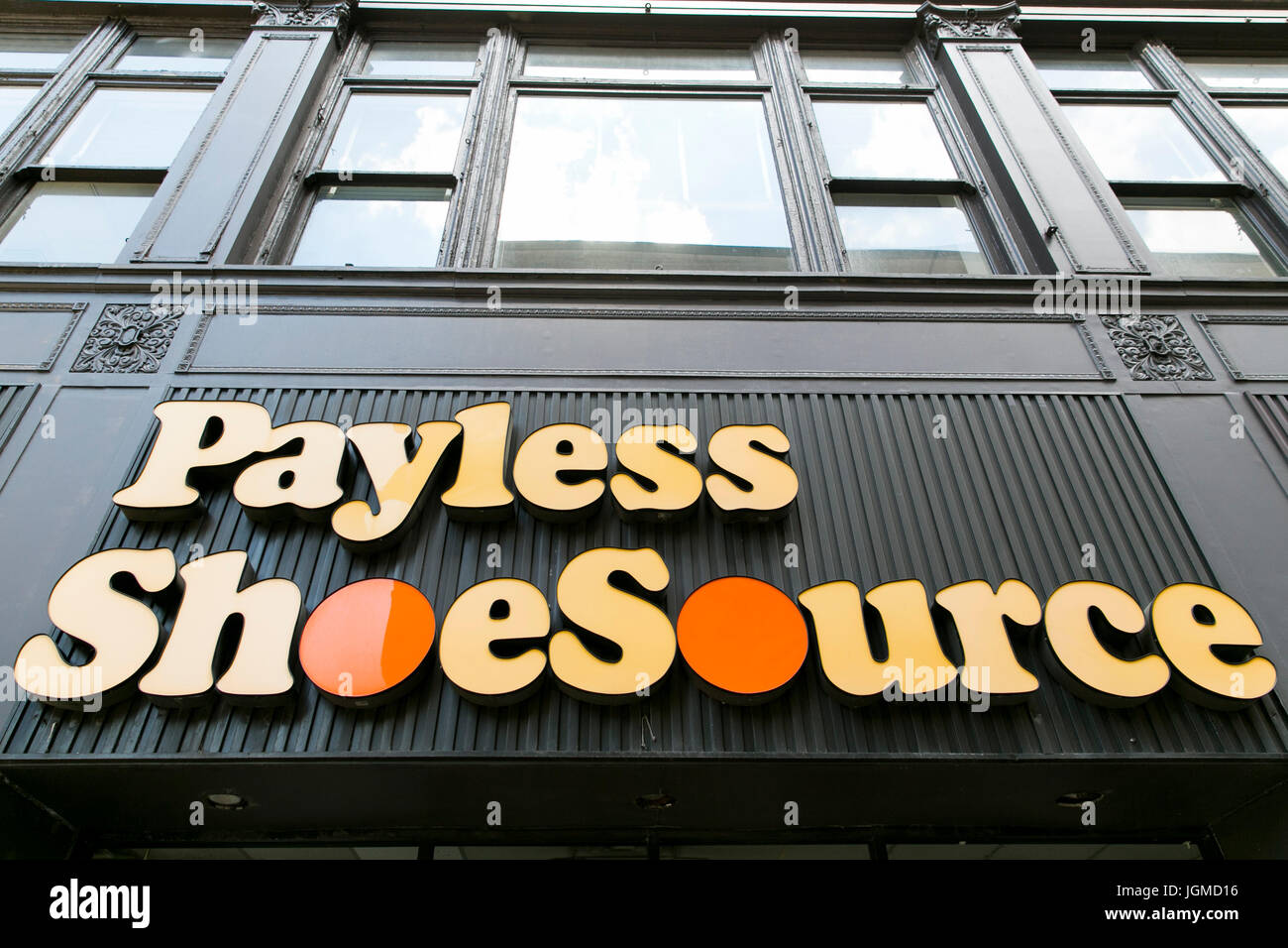 Un logo d'une enseigne à l'extérieur, avec obturateur Payless ShoeSource Inc., magasin de détail à Cincinnati, Ohio, le 29 juin 2017. Banque D'Images