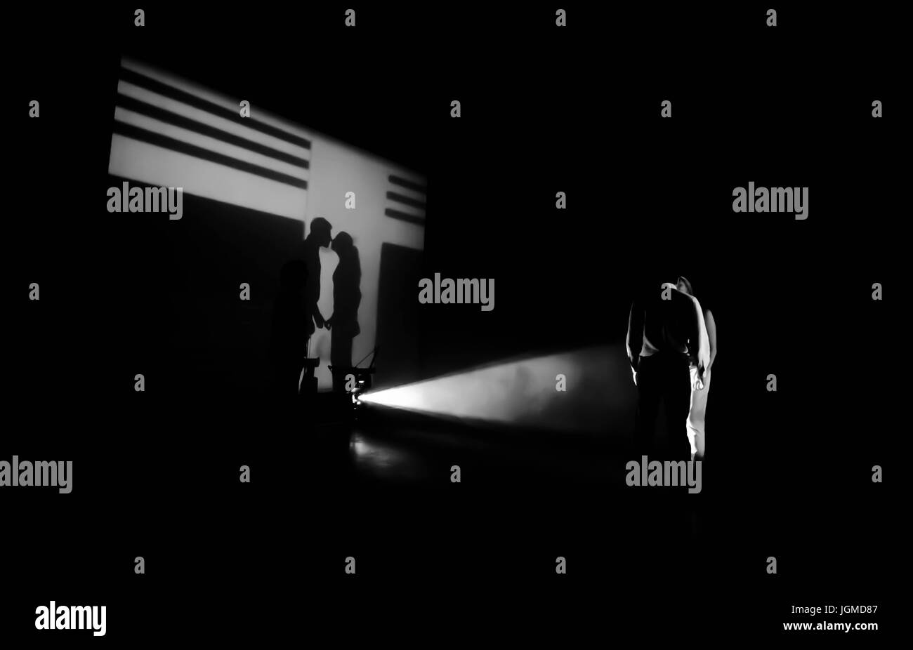 Couple à la lumière d'un projecteur dans un musée d'art moderne Banque D'Images