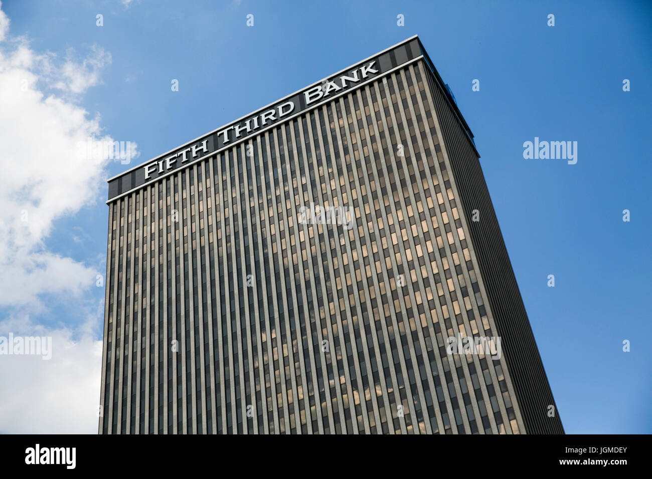 Un logo affiche à l'extérieur du siège de Fifth Third Bancorp (Banque mondiale), à Cincinnati, Ohio, le 29 juin 2017. Banque D'Images