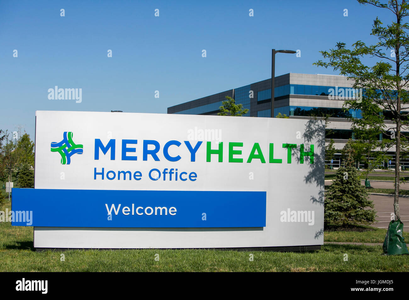 Un logo affiche à l'extérieur du siège de Mercy Health à Cincinnati, Ohio, le 2 juillet 2017. Banque D'Images