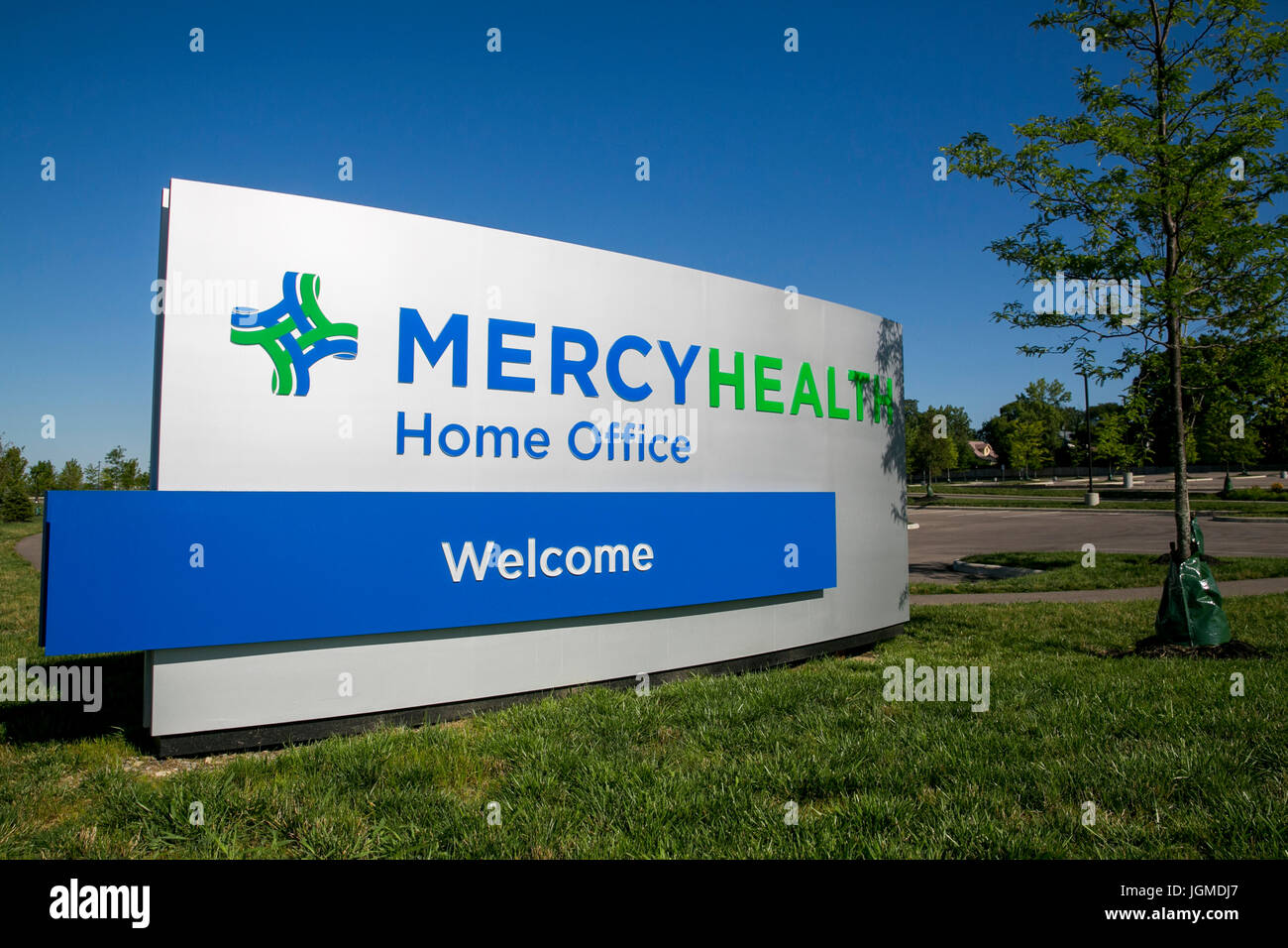 Un logo affiche à l'extérieur du siège de Mercy Health à Cincinnati, Ohio, le 2 juillet 2017. Banque D'Images