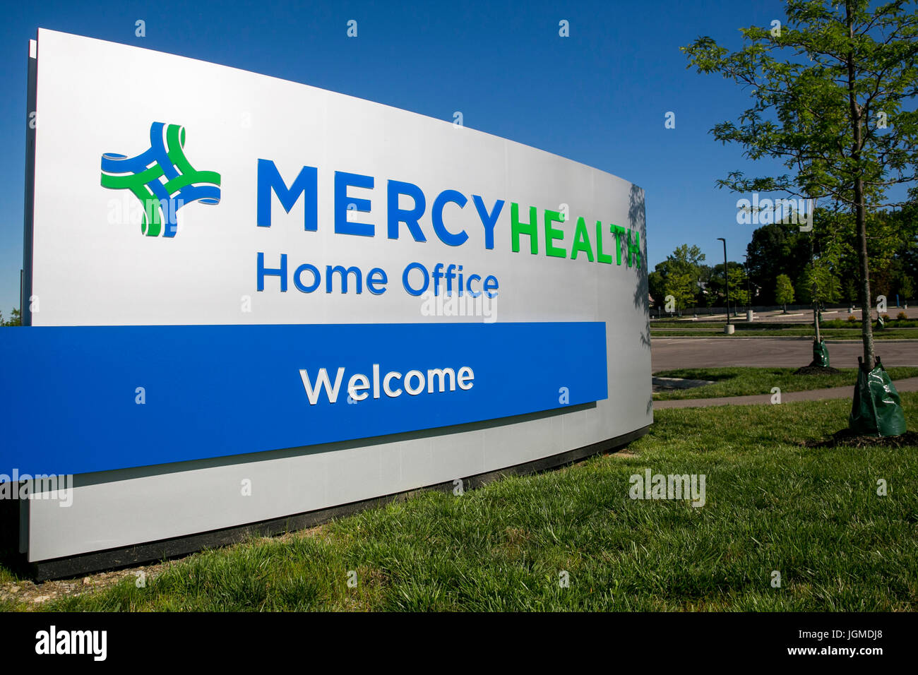 Un logo affiche à l'extérieur du siège de Mercy Health à Cincinnati, Ohio, le 2 juillet 2017. Banque D'Images