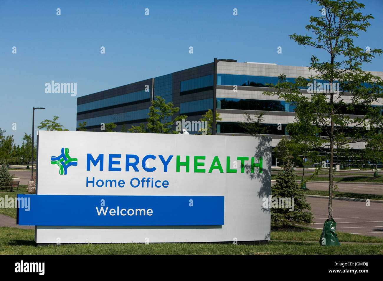 Un logo affiche à l'extérieur du siège de Mercy Health à Cincinnati, Ohio, le 2 juillet 2017. Banque D'Images