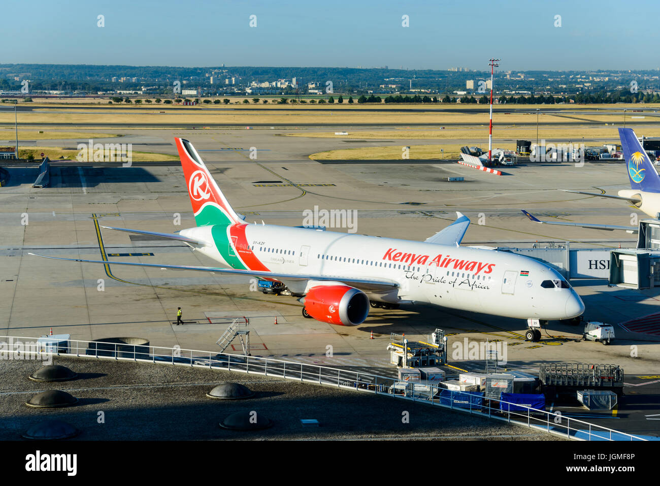 Vers août 2015 - Roissy-en-FRANCE : un Boeing 787-8 Kenya Airways à l'aéroport de Paris Charles de Gaulle. Banque D'Images