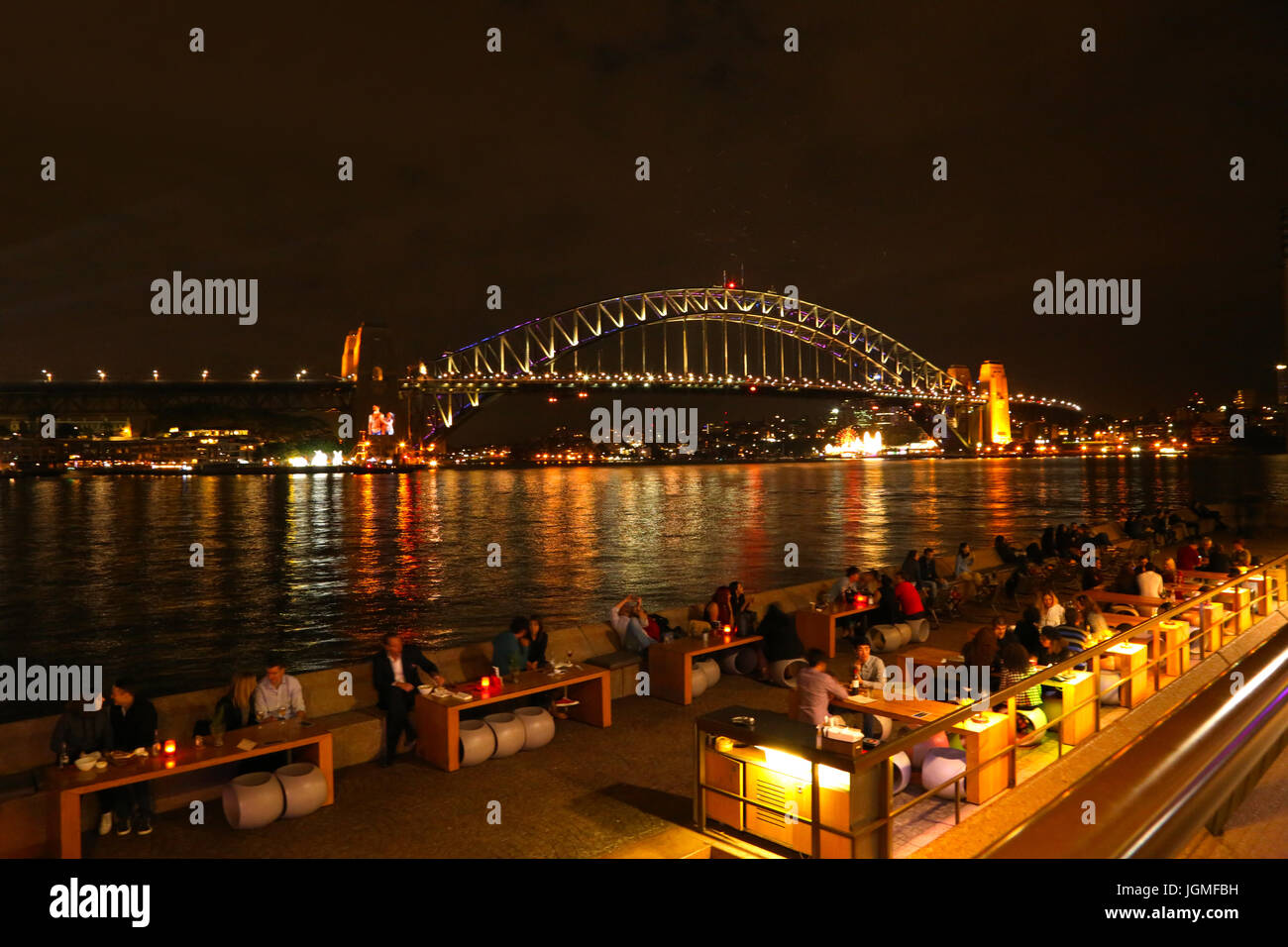 Sydney Harbour Bridge illuminé côté mer Restaurant Sur Mer La Nuit Banque D'Images