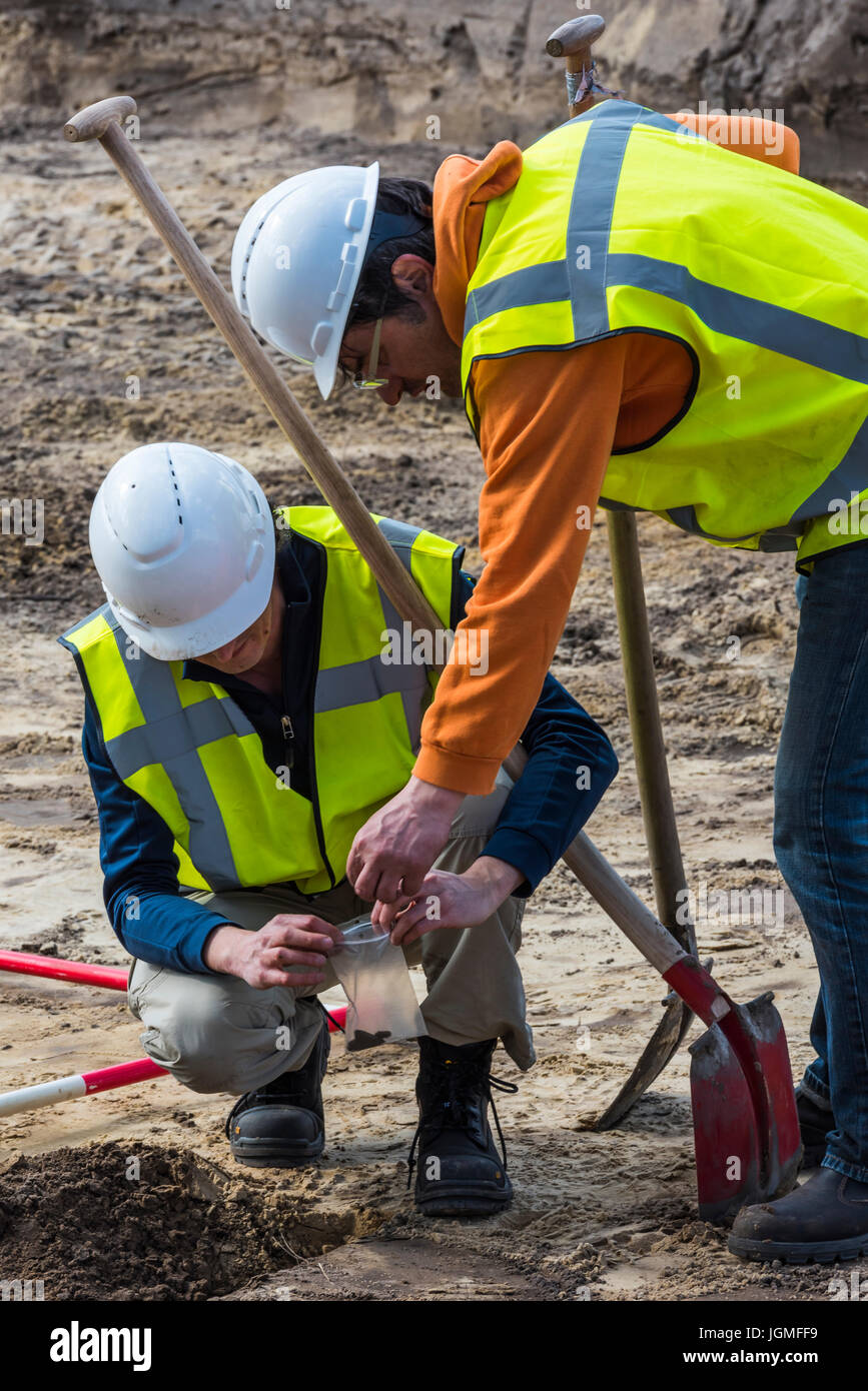 Driebergen, Pays-Bas - le 22 mars 2017 : Archéologie excavation avec deux man looking at a trouver à Driebergen. Banque D'Images