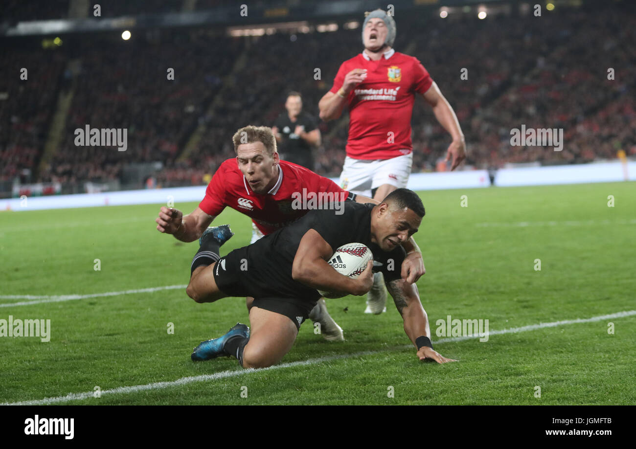 Le Ngani Laumape de Nouvelle-Zélande marque sa première tentative lors du troisième test de la tournée des Lions britanniques et irlandais de 2017 à Eden Park, Auckland.APPUYEZ SUR ASSOCIATION photo.Date de la photo: Samedi 8 juillet 2017.Voir l'histoire de PA RugbyU Lions.Le crédit photo devrait se lire comme suit : David Davies/PA Wire.RESTRICTIONS : usage éditorial uniquement.Aucune utilisation commerciale ou masquant les logos du sponsor.Usage éditorial uniquement.Aucune utilisation commerciale ou masquant les logos du sponsor. Banque D'Images