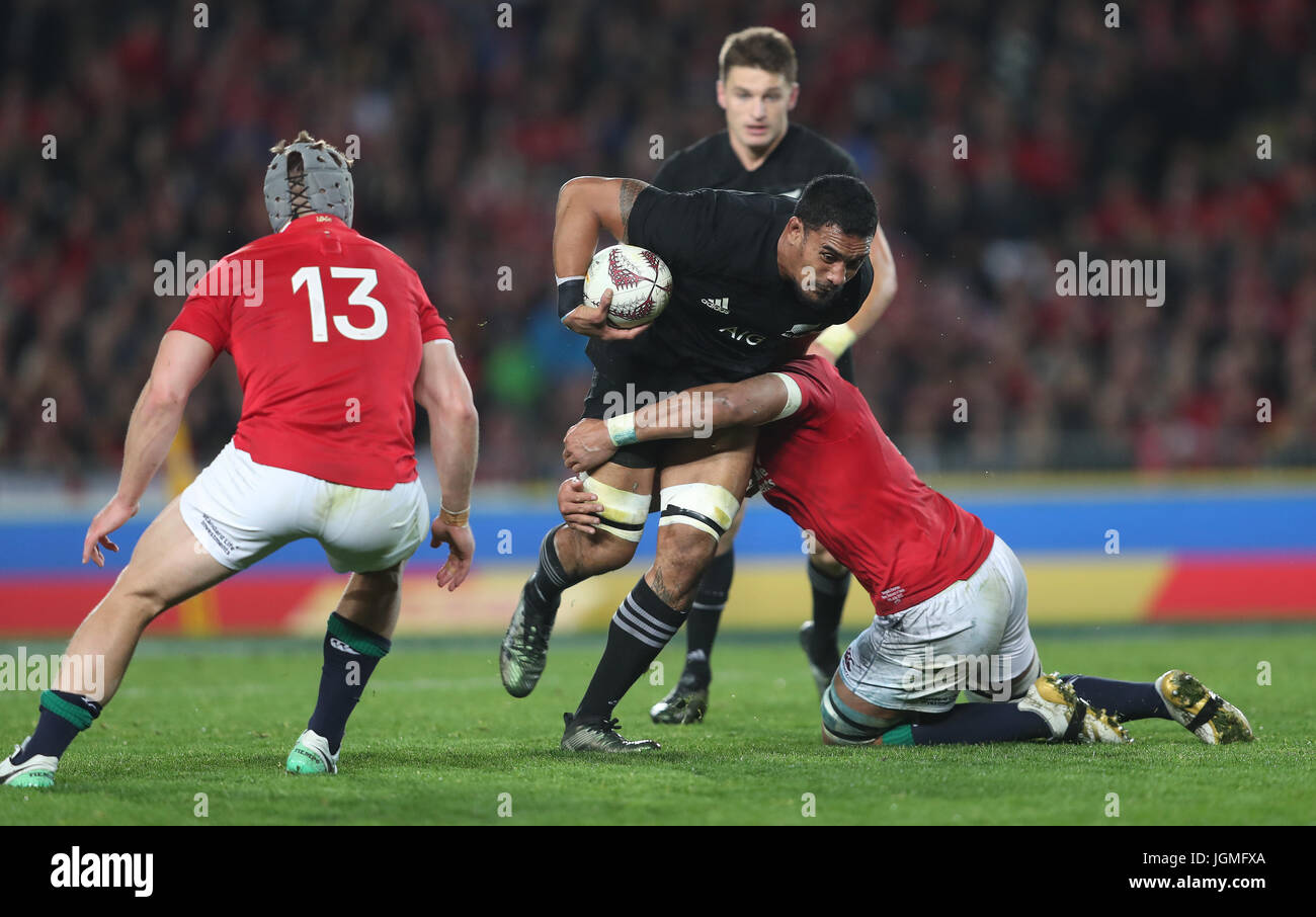 New Zealand's Jerome Kaino est abordé par les Lions britanniques et irlandais" Taulupe Faletau au cours du troisième essai de la 2017 Tournée des Lions britanniques et irlandais à Eden Park, Auckland. Banque D'Images