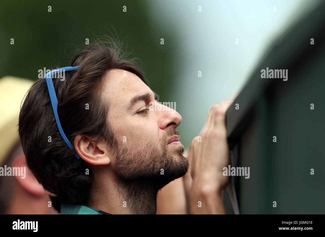 Les spectateurs se disputent le sommet d'un court le sixième jour des championnats de Wimbledon au All England Lawn tennis and Croquet Club de Wimbledon. APPUYEZ SUR ASSOCIATION photo. Date de la photo: Samedi 8 juillet 2017. Voir PA Story TENNIS Wimbledon. Le crédit photo devrait se lire: Steven Paston/PA Wire. Banque D'Images