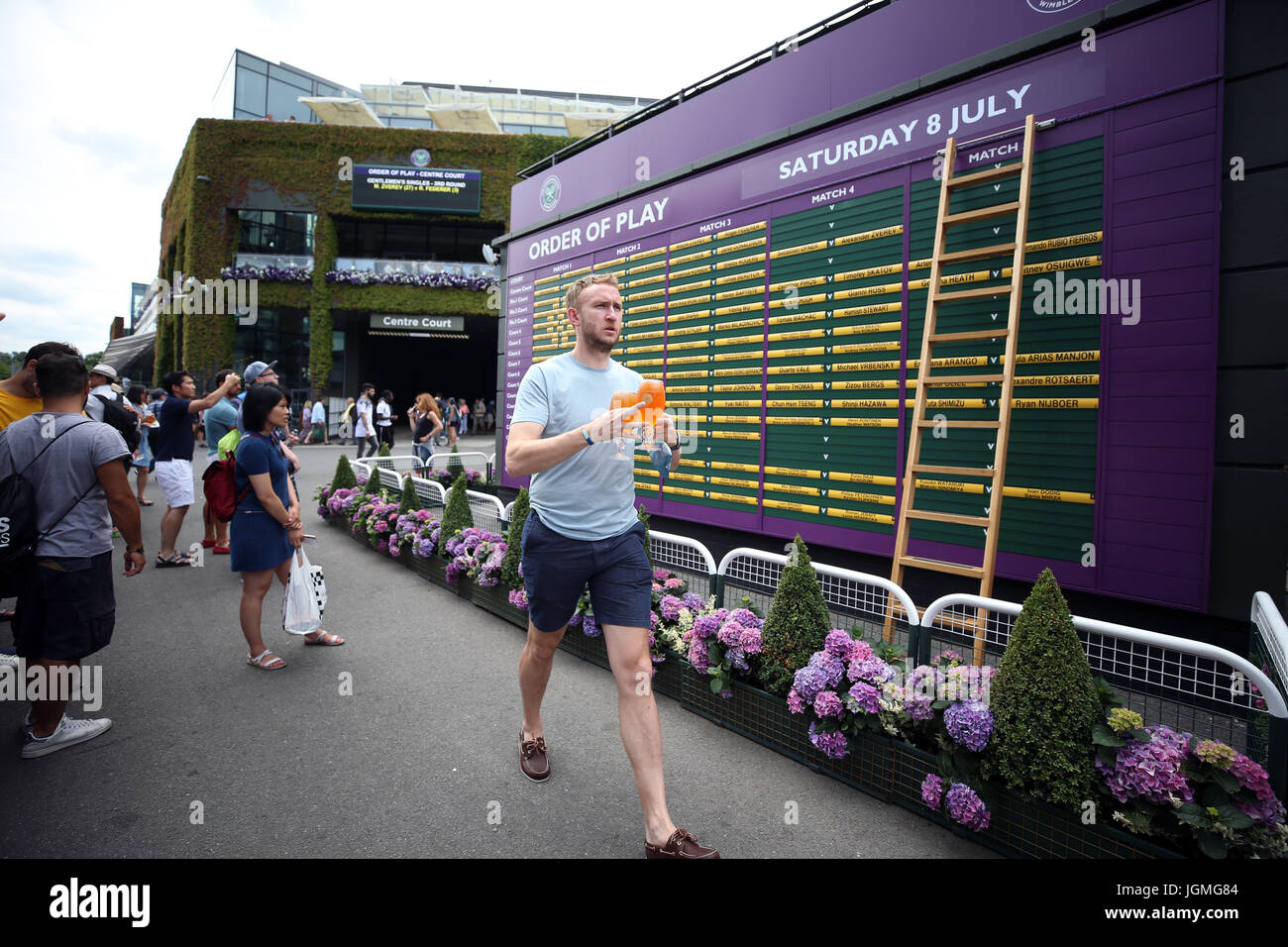 Les spectateurs se promèneront devant l'ordre du jeu le sixième jour des championnats de Wimbledon au All England Lawn tennis and Croquet Club, Wimbledon. APPUYEZ SUR ASSOCIATION photo. Date de la photo: Samedi 8 juillet 2017. Voir PA Story TENNIS Wimbledon. Le crédit photo devrait se lire: Steven Paston/PA Wire. Banque D'Images