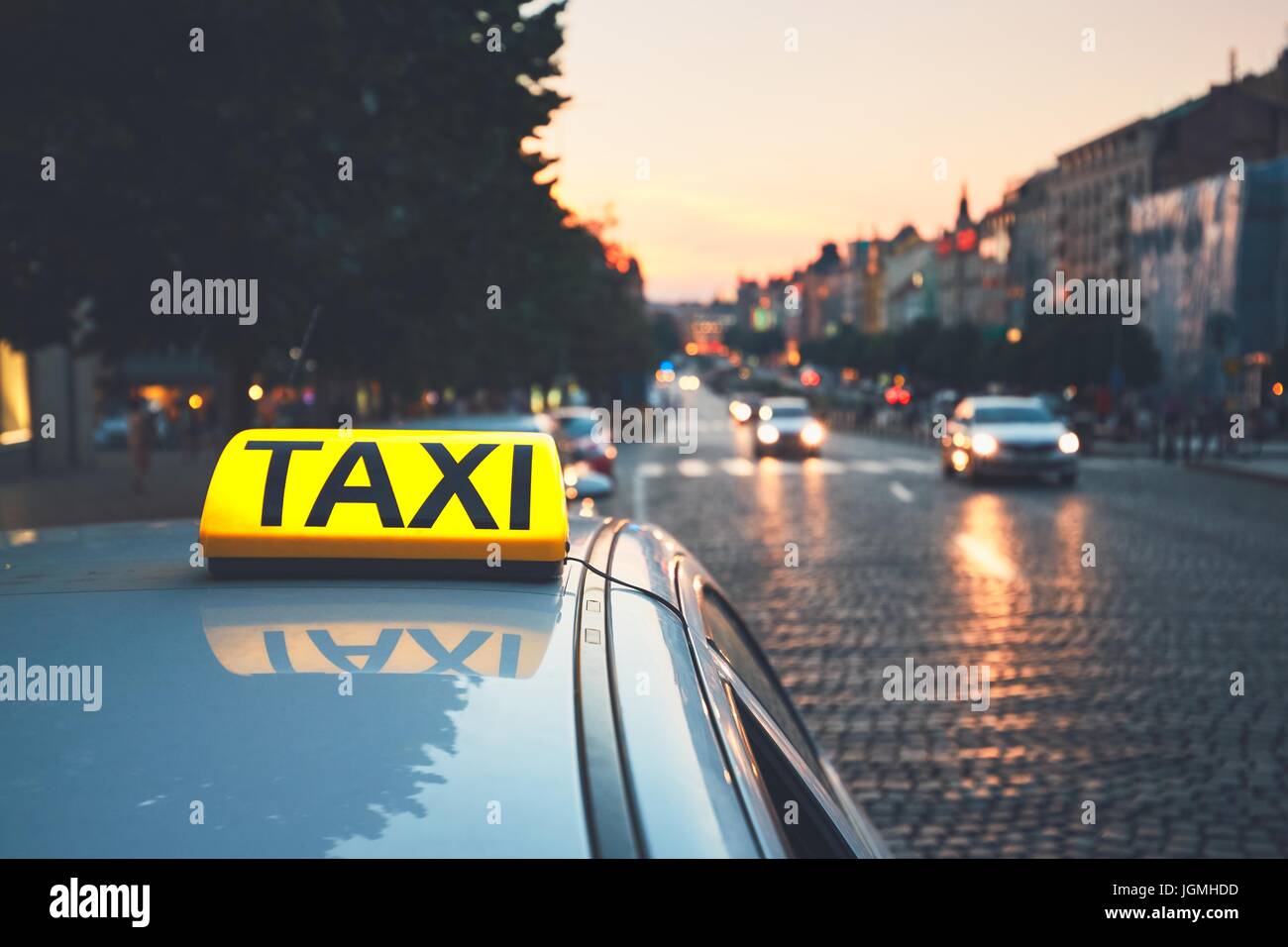 Une voiture de taxi sur la rue de la ville au crépuscule. Wenceslas Square, Prague, République Tchèque Banque D'Images