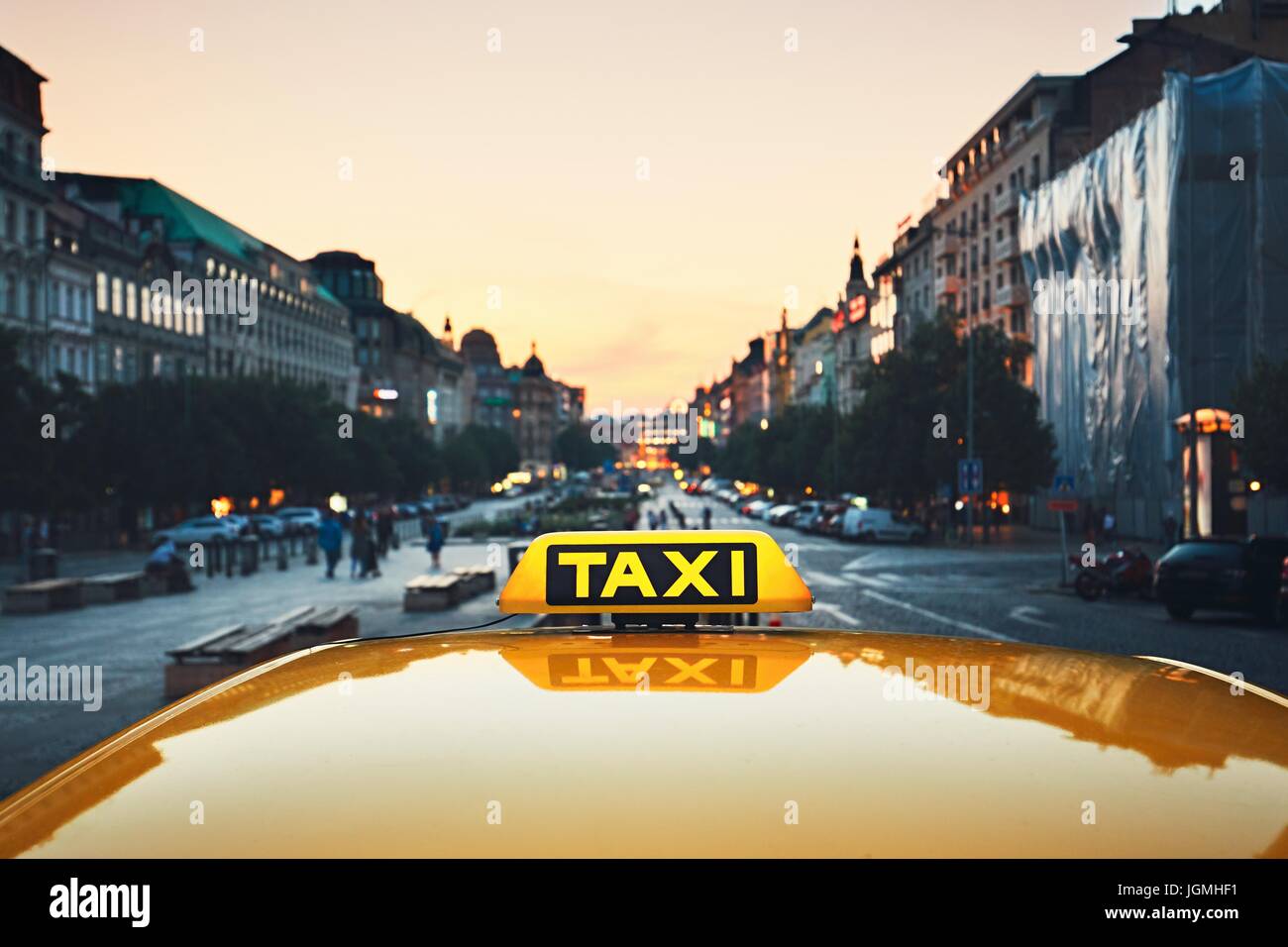 Une voiture de taxi sur la rue de la ville au crépuscule. Wenceslas Square, Prague, République Tchèque Banque D'Images