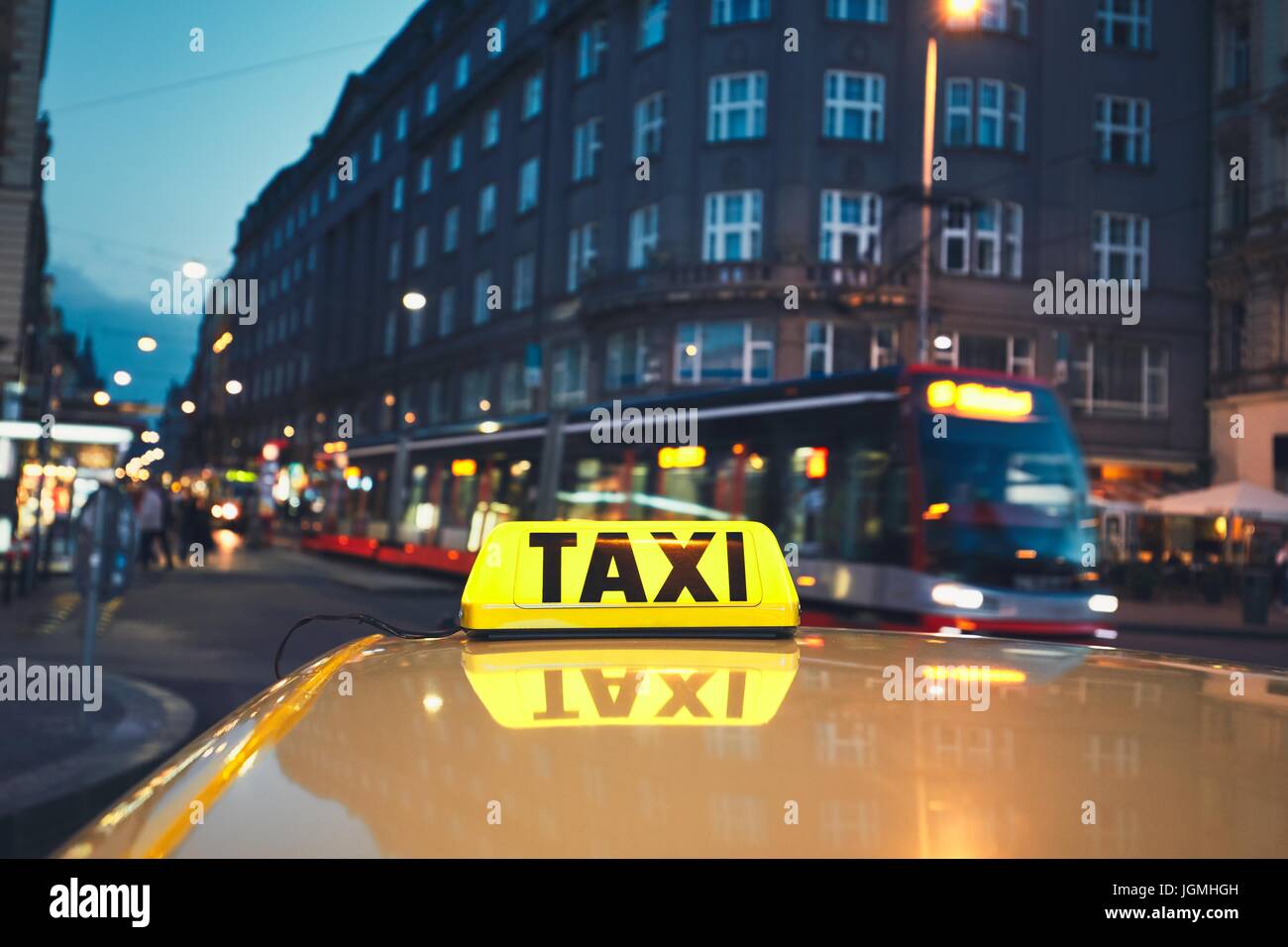 Une voiture de taxi et de transport public tram sur la rue de la ville la nuit. Wenceslas Square, Prague, République Tchèque Banque D'Images