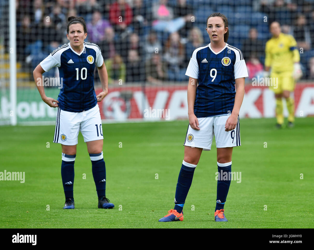 Leanne Crichton (à gauche) en Écosse et Caroline Weir en Écosse lors du match du défi international à Stark's Park, Kirkcaldy. APPUYEZ SUR ASSOCIATION photo. Date de la photo : vendredi 7 juillet 2017. Voir PA Story FOOTBALL Scotland Women. Le crédit photo devrait se lire comme suit : Ian Rutherford/PA Wire. Banque D'Images