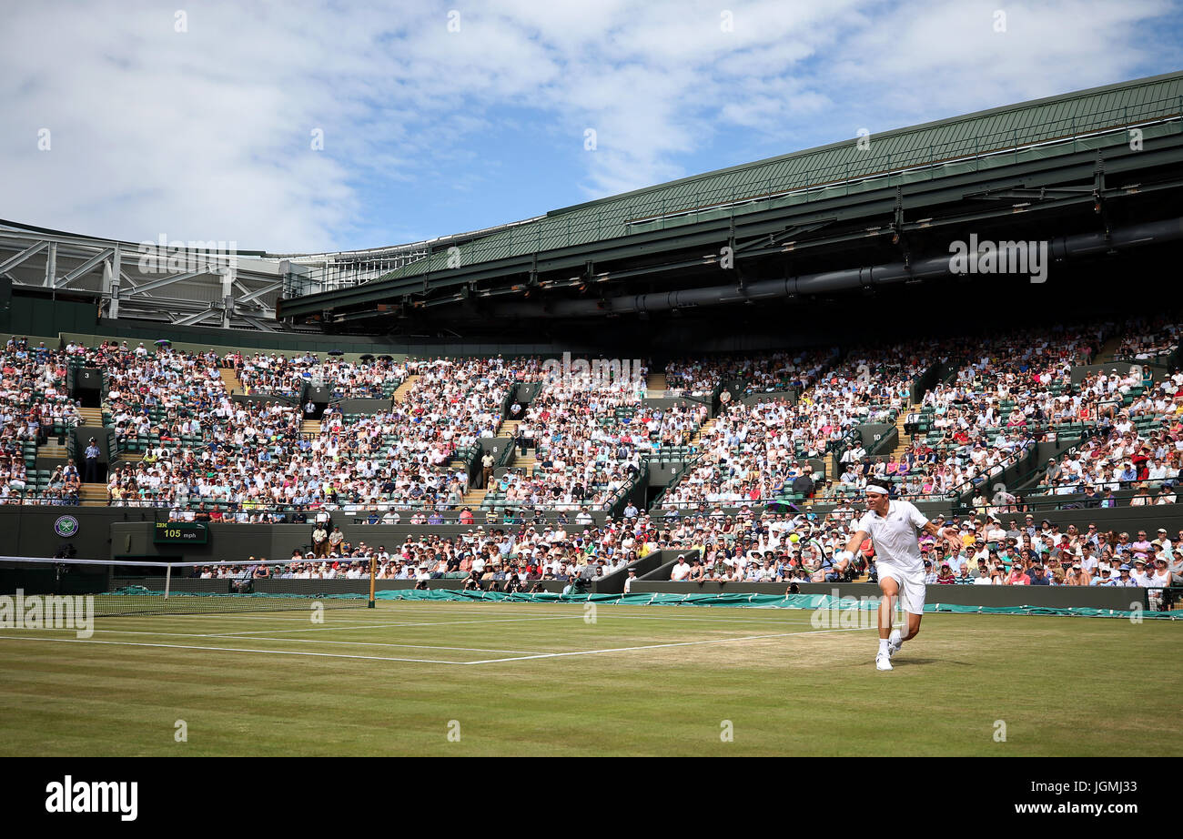 Vue générale d'une cour avec Milos Raonic en action contre Albert Ramos-Vinolas sur la sixième journée des championnats de Wimbledon à l'All England Lawn Tennis et croquet Club, Wimbledon. Banque D'Images