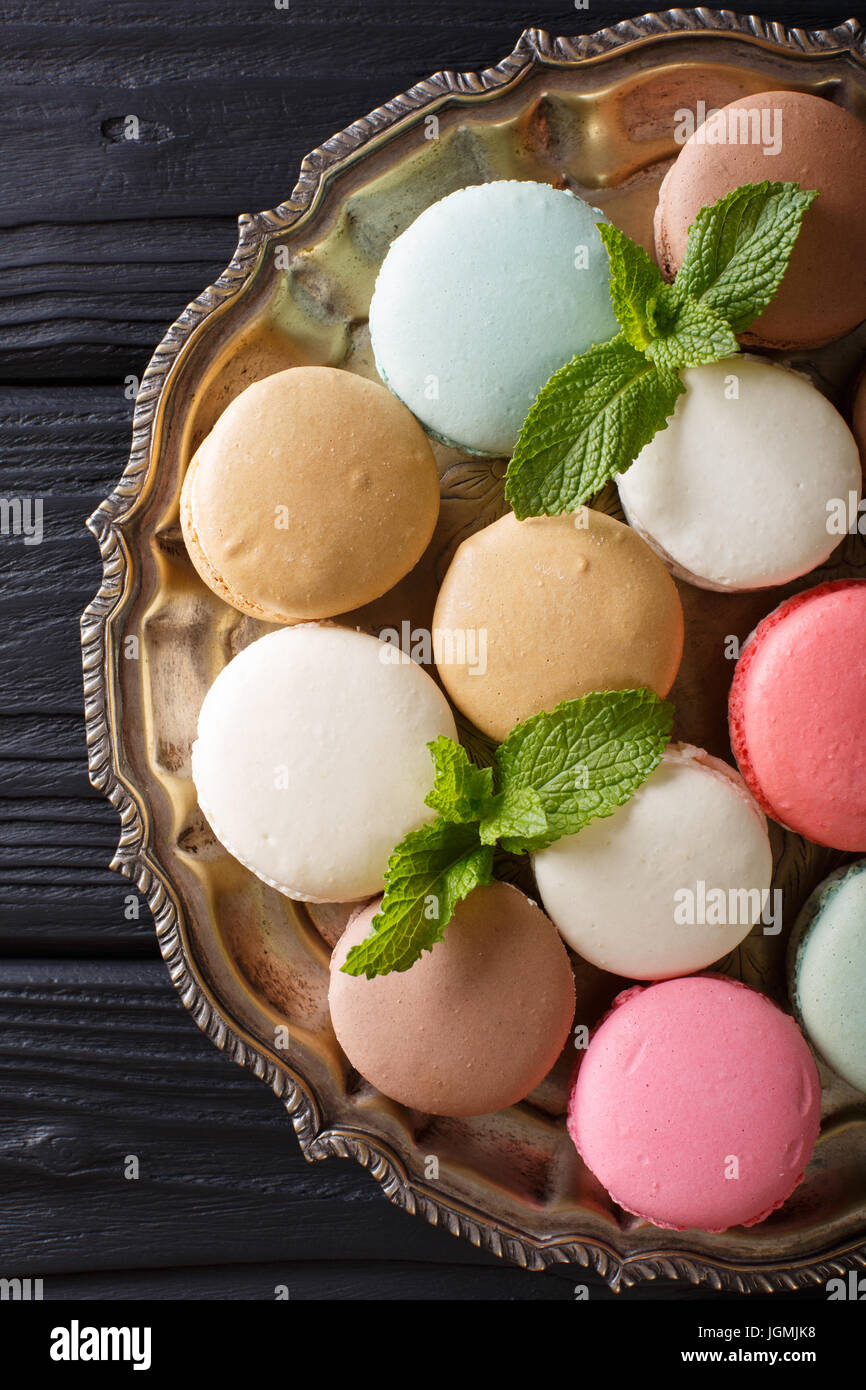 Macarons multicolores et de menthe fraîche libre sur un plateau. Vue verticale d'en haut Banque D'Images