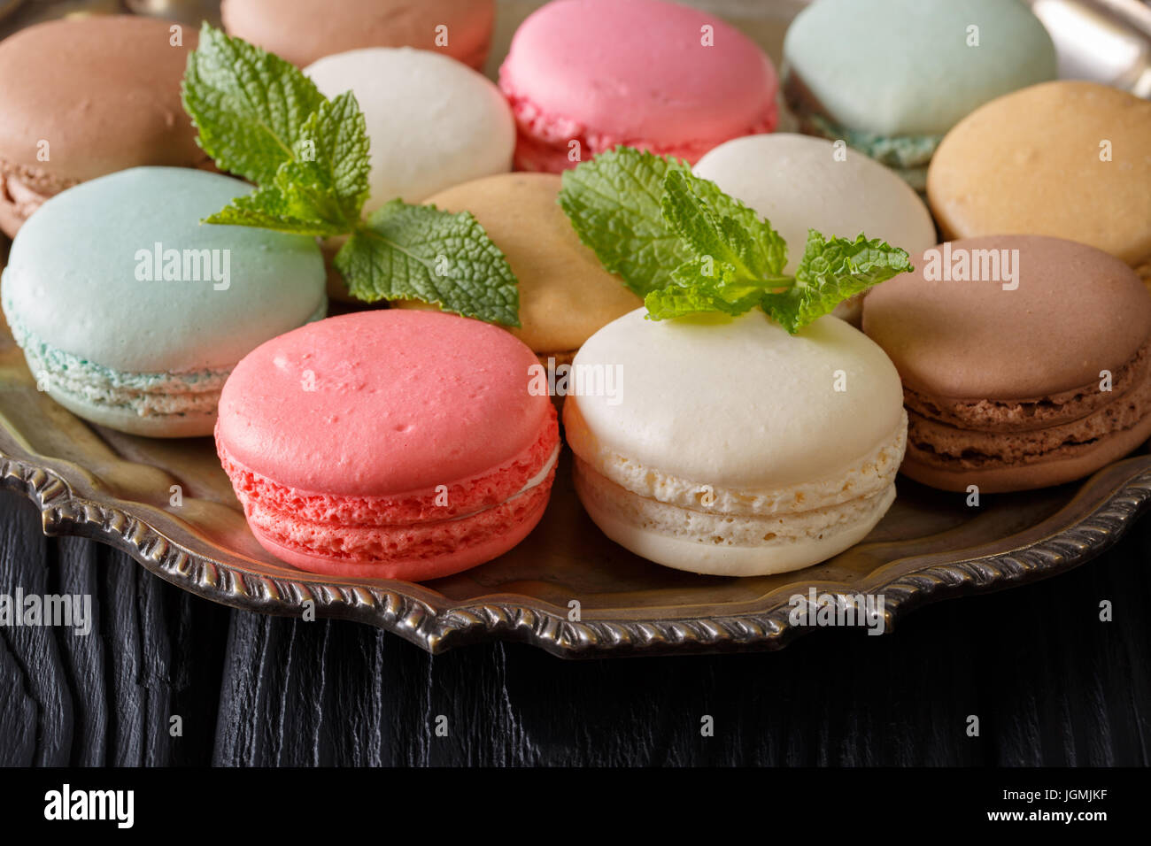 Macarons Français couleur close-up sur un plateau horizontal. Banque D'Images