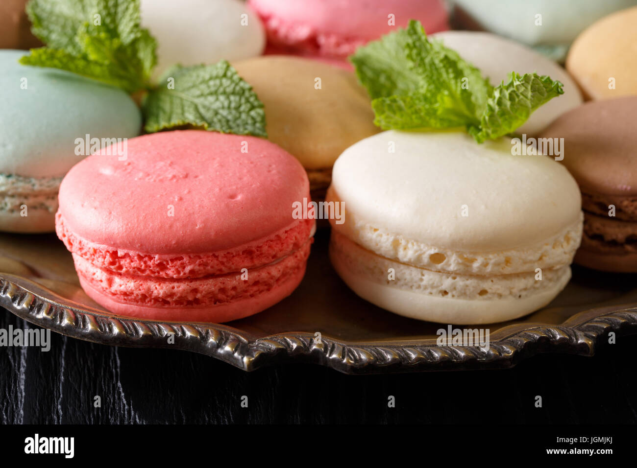 Macarons rose et blanc gros plan sur un plat de métal sur une table  horizontale Photo Stock - Alamy