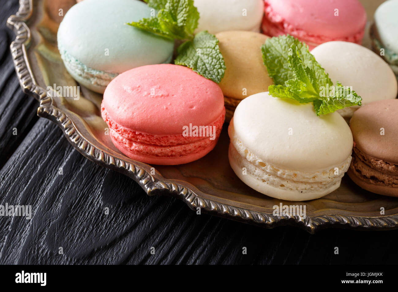 Macaron à la menthe fraîchement cuits sur une assiette sur la table horizontale. Banque D'Images