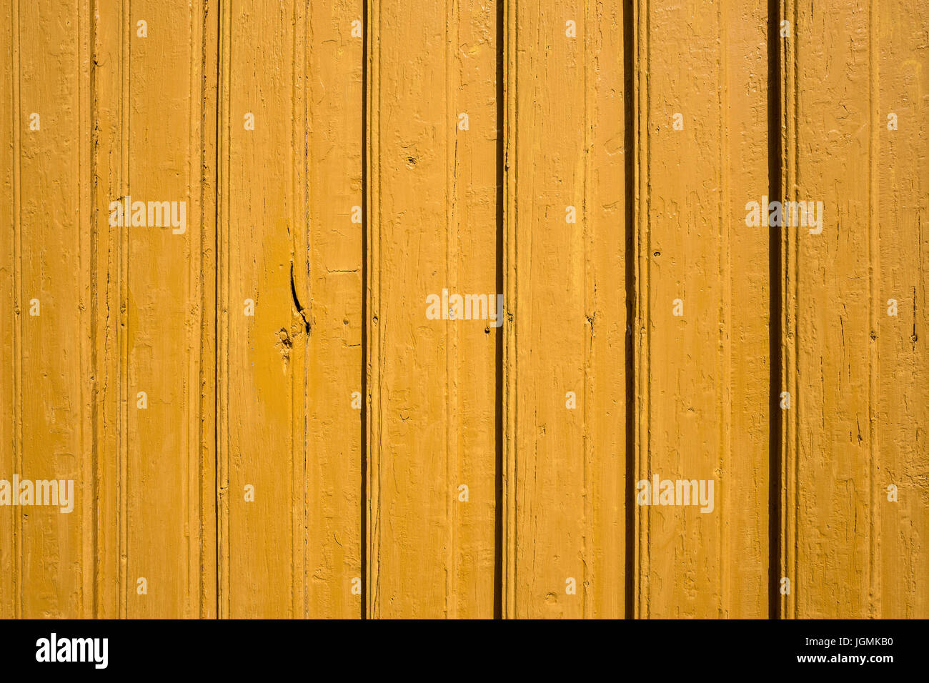 Un mur extérieur d'une typique maison en bois norvégien de couleur jaune Banque D'Images