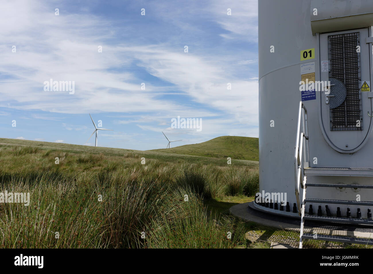 Porte d'accès en acier à la base de l'éolienne au scout parc éolien de moor à rochdale, nord-ouest de l'angleterre, royaume-uni Banque D'Images