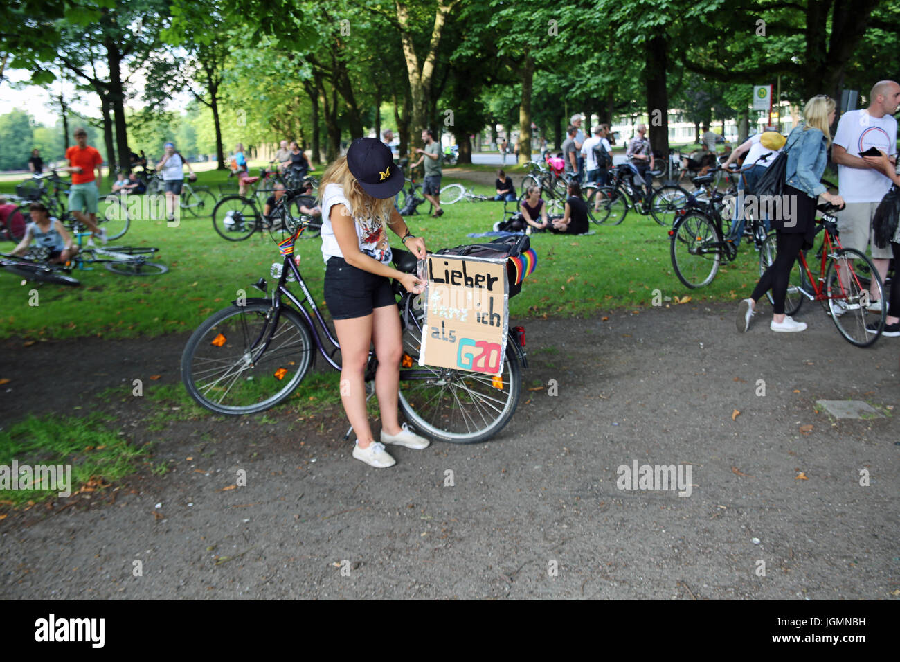 Hambourg, Allemagne. 07Th Juillet, 2017. Des milliers rejoint le vélo-démo à Hambourg pour protester contre le G20. Crédit : Alexander Pohl/Pacific Press/Alamy Live News Banque D'Images