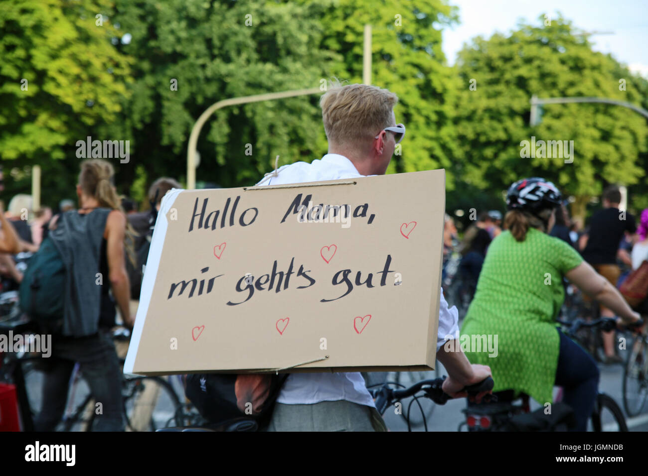 Hambourg, Allemagne. 07Th Juillet, 2017. 'Hey Maman, je vais bien !" Des milliers rejoint le vélo-démo à Hambourg pour protester contre le G20. Crédit : Alexander Pohl/Pacific Press/Alamy Live News Banque D'Images
