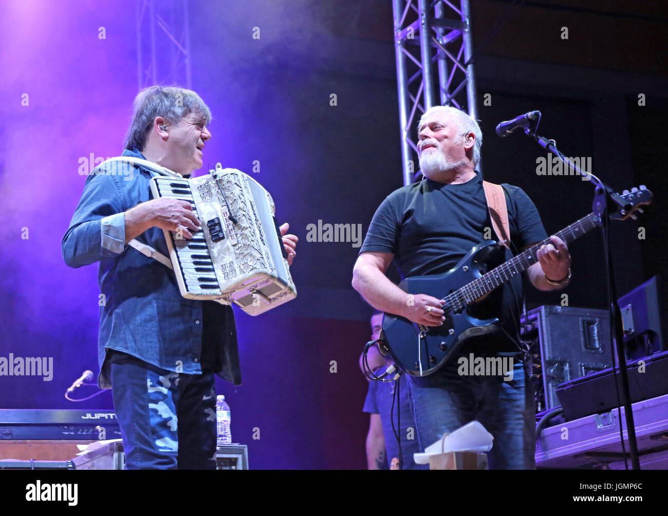 Bassano del Grappa, VI, Italie - 29 Avril 2017 : Carletti Beppe joue de l'accordéon et Falzone Cico guitariste d'un groupe de rock italien Nomadi sur t Banque D'Images