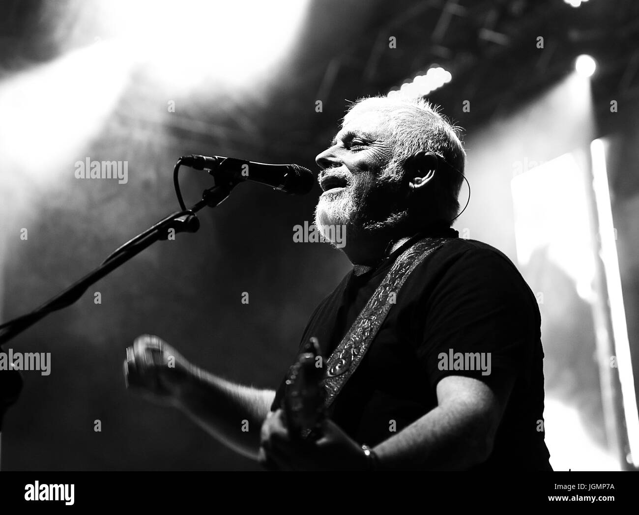 Bassano del Grappa, VI, Italie - 29 Avril 2017 : Falzone Cico guitariste d'un groupe de musique italien Nomadi pendant un concert live Banque D'Images