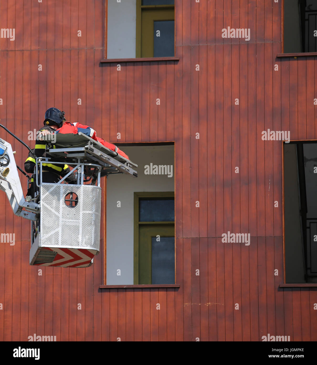 Camion benne avec des pompiers pendant l'exercice dans la caserne et le bâtiment d'essais pratiques Banque D'Images