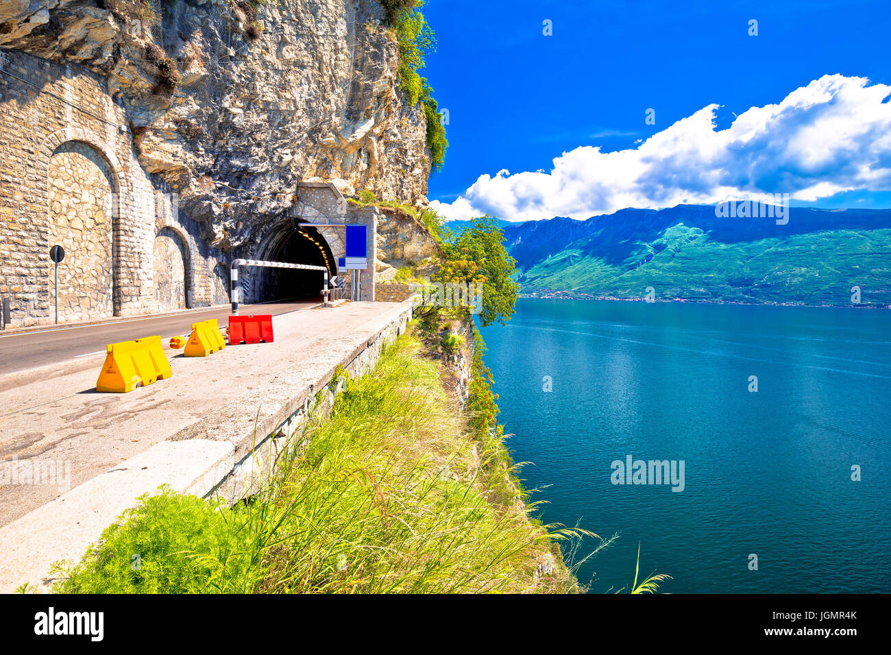 Lago di Garda côte ouest cliff road et route panoramique vue de tunnel, en Lombardie (Italie) Banque D'Images