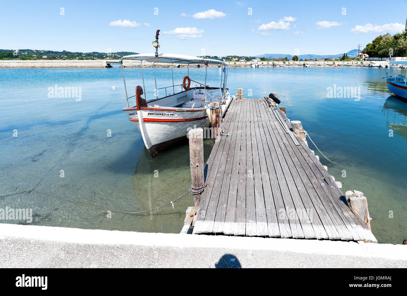 Athènes, Grèce - Avril, 21, 2017. Le bateau utilisé pour le transport des touristes en provenance de Kanoni de Pontikonisi. Banque D'Images