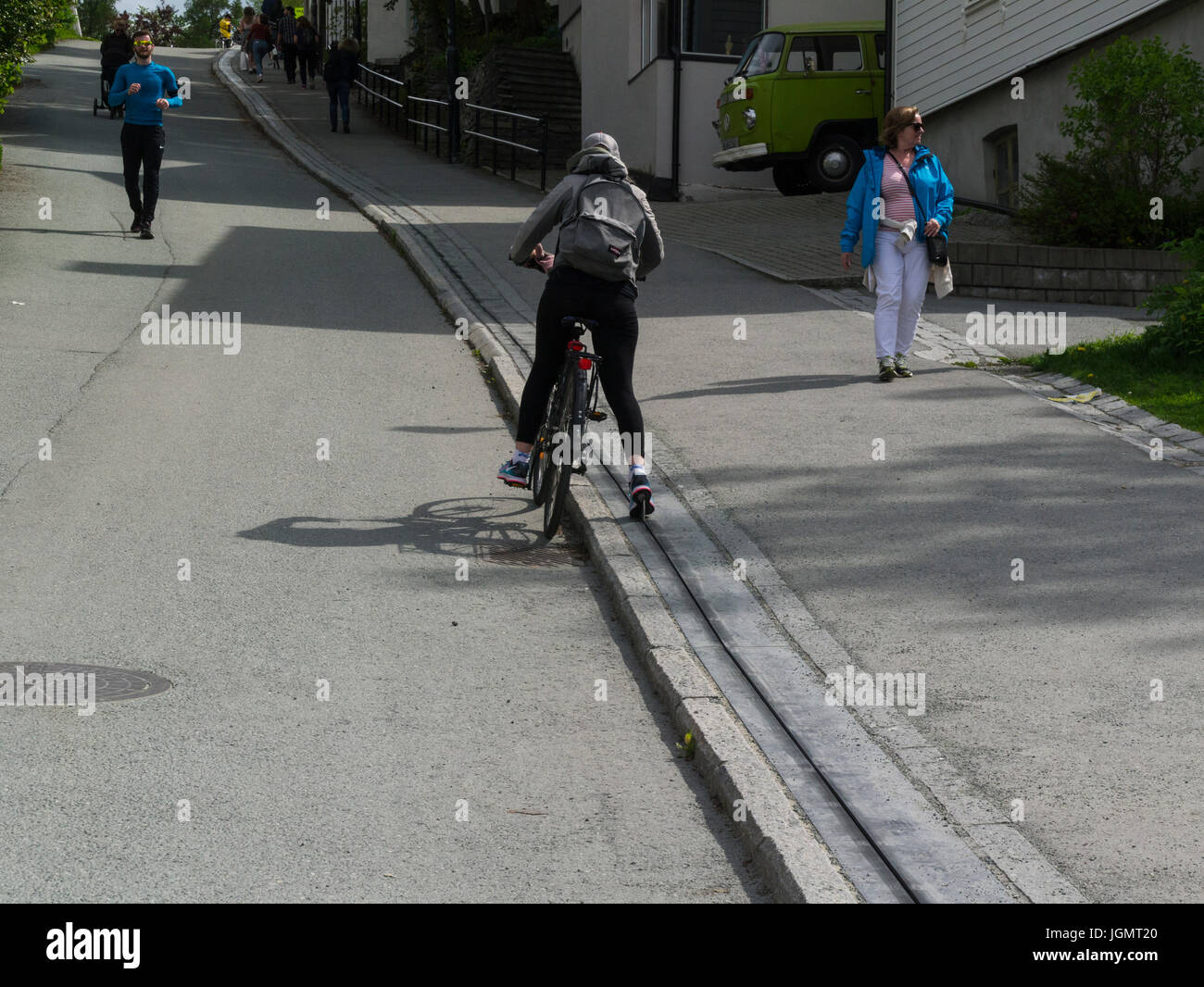 Jeune fille à l'aide de l'ascenseur pour monter à vélo Trampe côte raide à Brubakken Nordheim Norvège, runner en ordre décroissant hill Banque D'Images