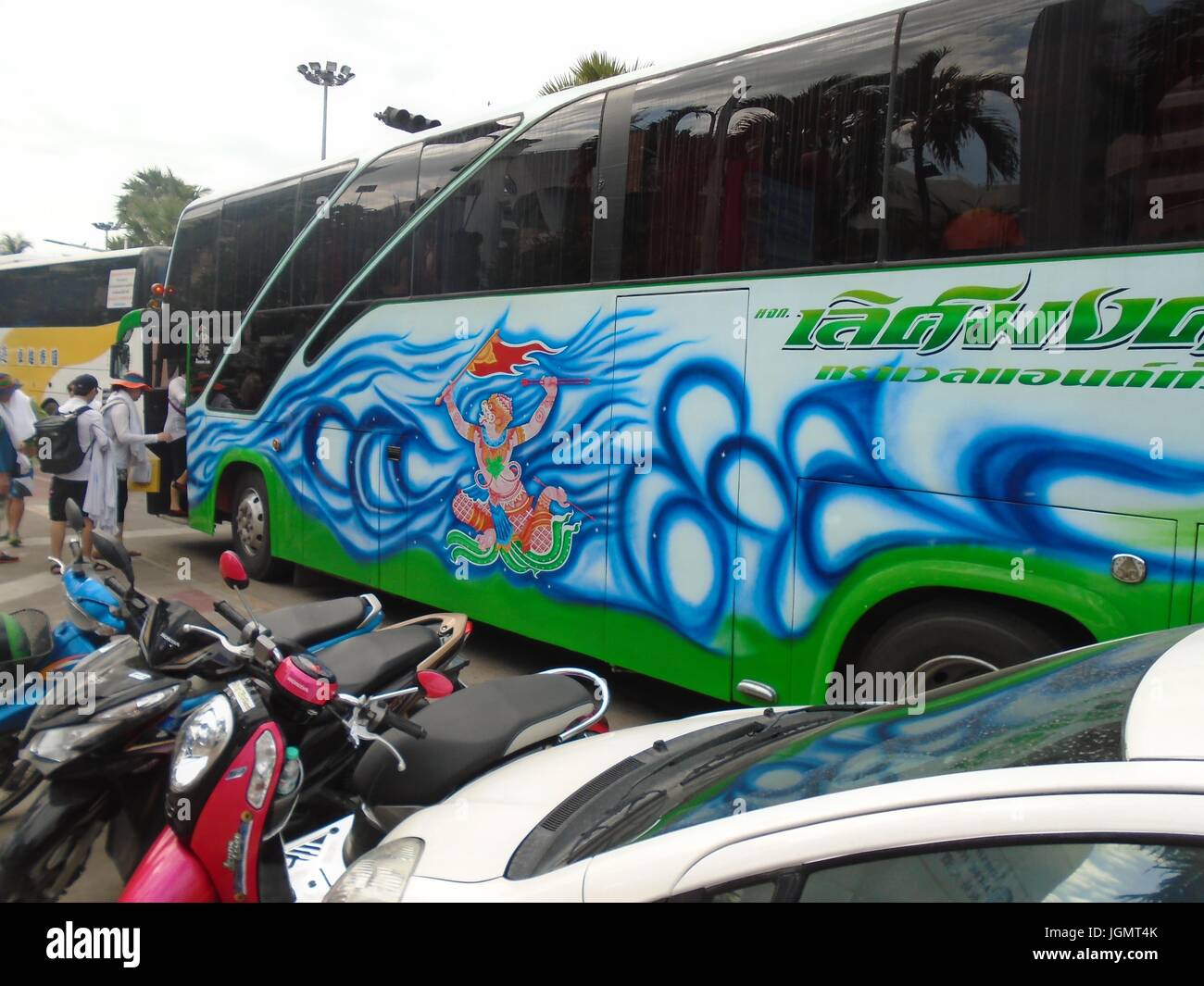 À la mode de couleur décoratif Tour Bus plage de Pattaya Thaïlande Banque D'Images