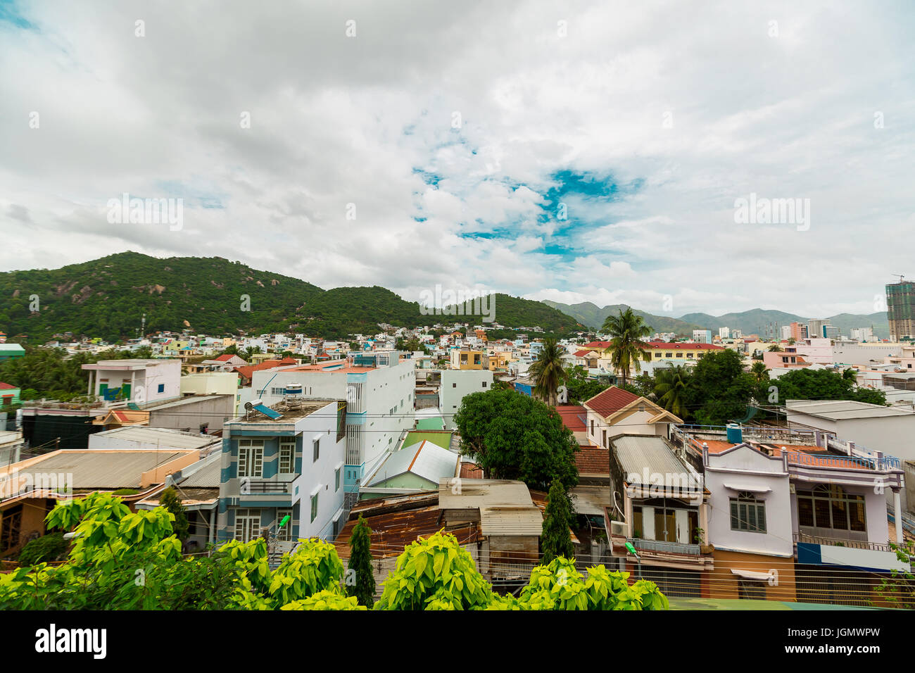 Belle vue sur fond de ciel bleu de Nha Trang au Vietnam. Nha Trang city panorama de montagnes Vietnam Banque D'Images