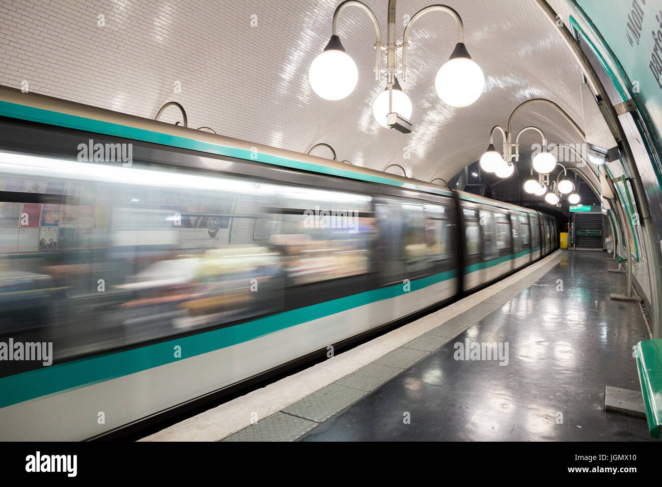 PARIS - 19 juin 2015 : Metro train de quitter une station de métro de Paris. Métro de Paris est le 2ème plus grand système de métro dans le monde entier par nombre de stations (30 Banque D'Images