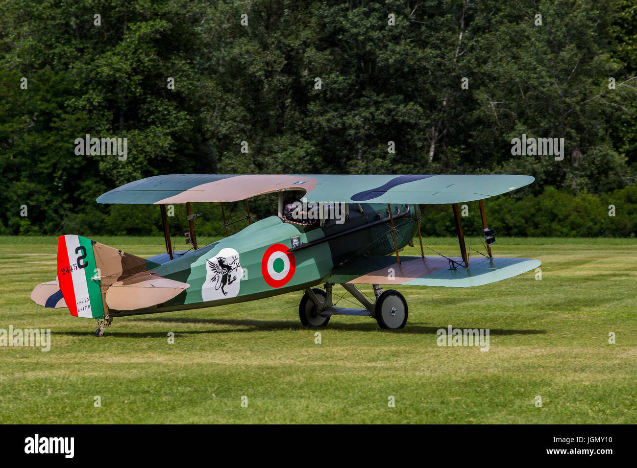 Spad XIII biplan S réplique à partir de la première guerre mondiale sur une prairie. Banque D'Images