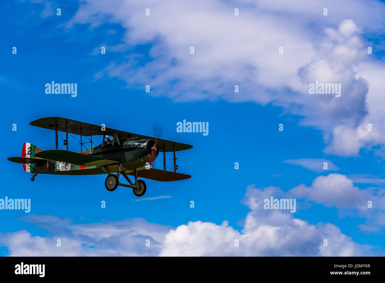 Aux commandes d'un biplan SPAD S XIII replica de première guerre mondiale entre les nuages. Banque D'Images