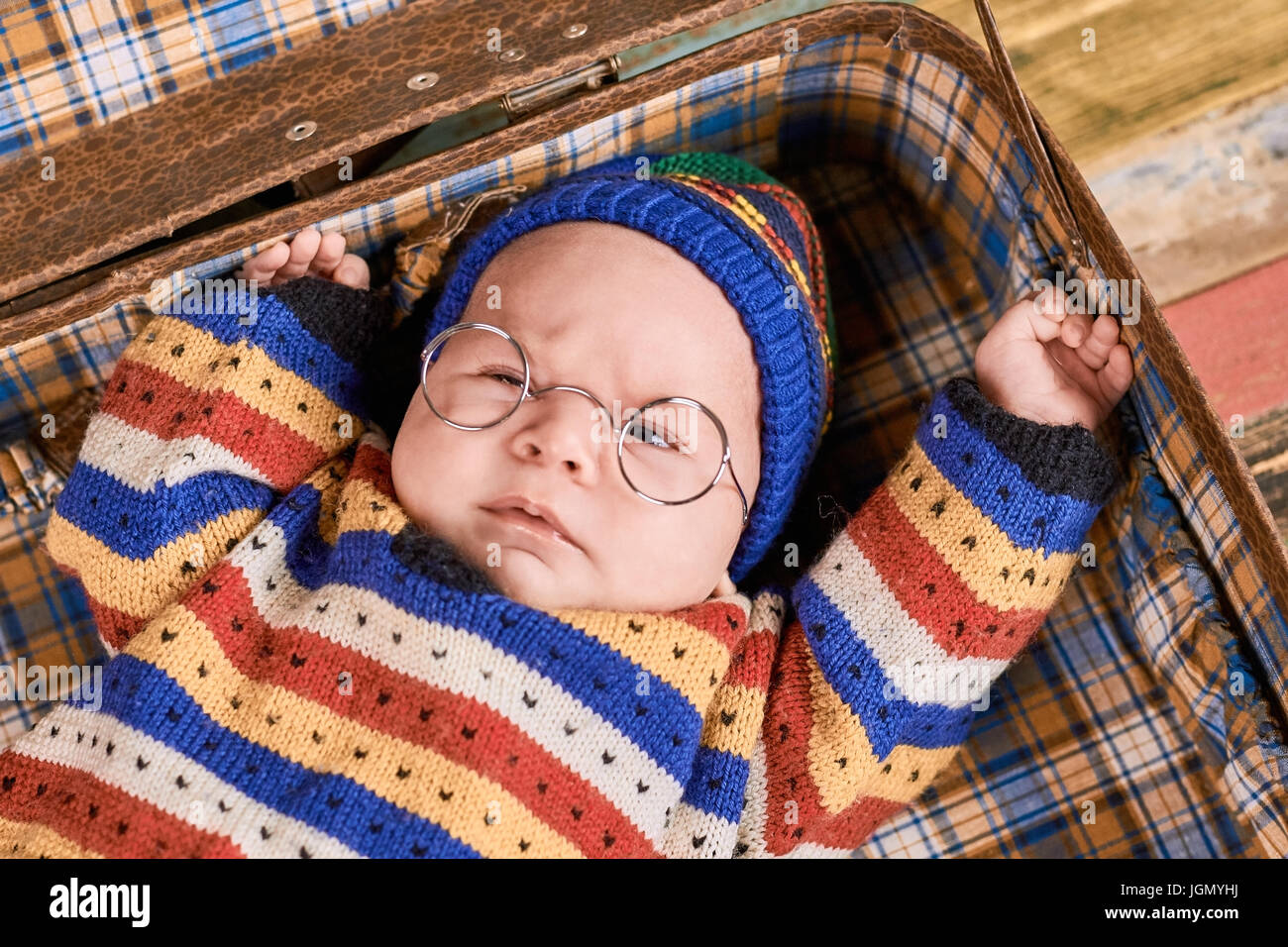 Bébé en lunettes. Enfant en valise close up. L'avenir universitaire. Banque D'Images