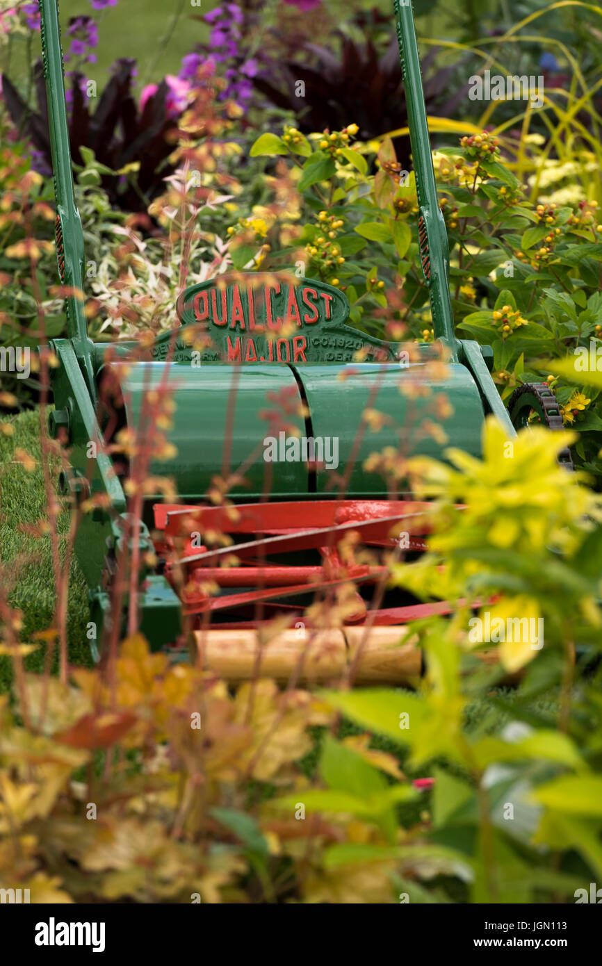 Les plantes, les arbustes et la vieille tondeuse poussée dans le magnifique jardin d'affichage - Chatsworth RHS Flower Show showground, Chatsworth House, Derbyshire, Angleterre, Royaume-Uni. Banque D'Images