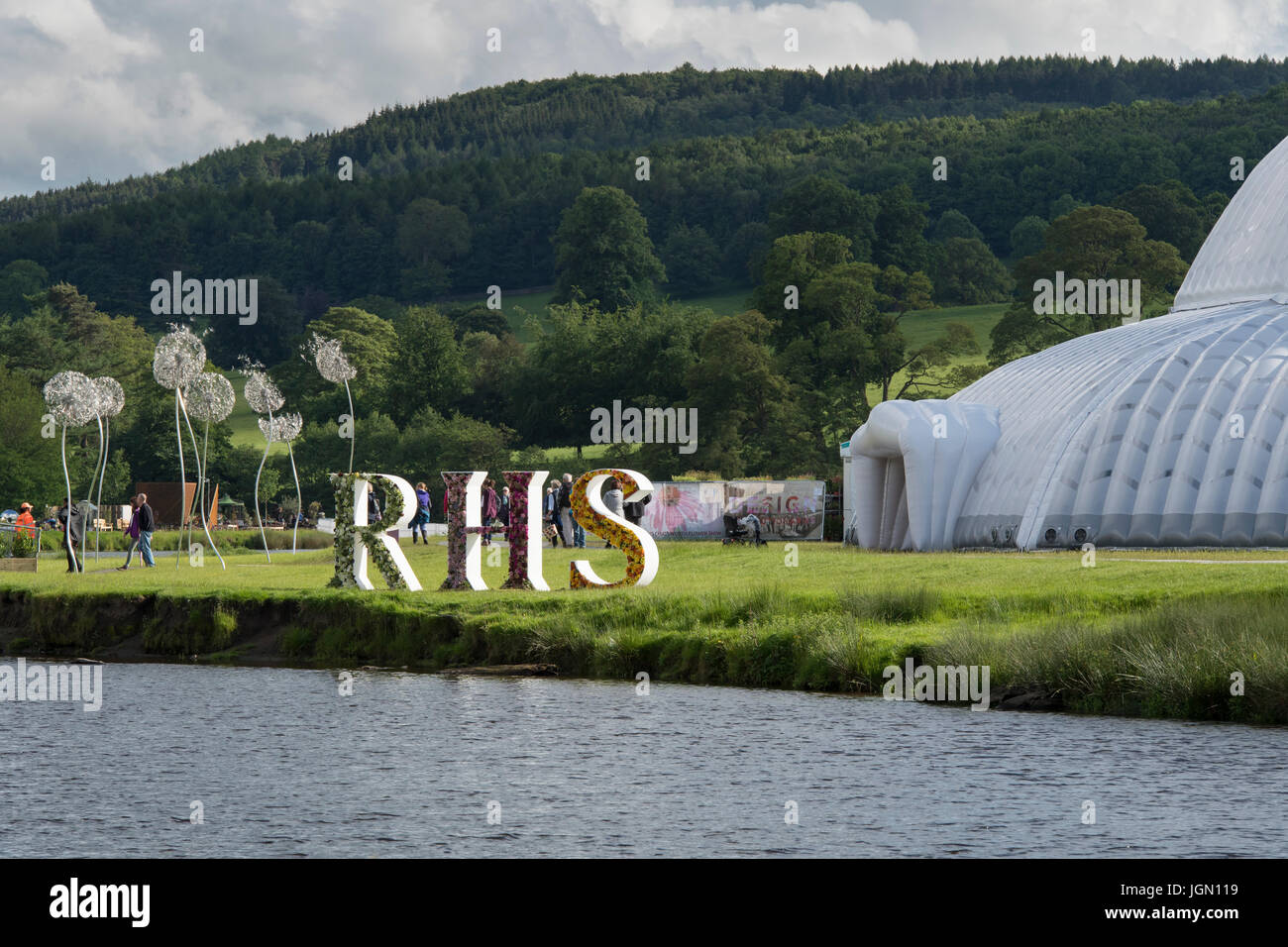 Chatsworth RHS Flower Show (entrée de grande tente dôme gonflable, sculptures de pissenlit, rivière et collines) - Chatsworth House, Derbyshire, Angleterre, Royaume-Uni. Banque D'Images