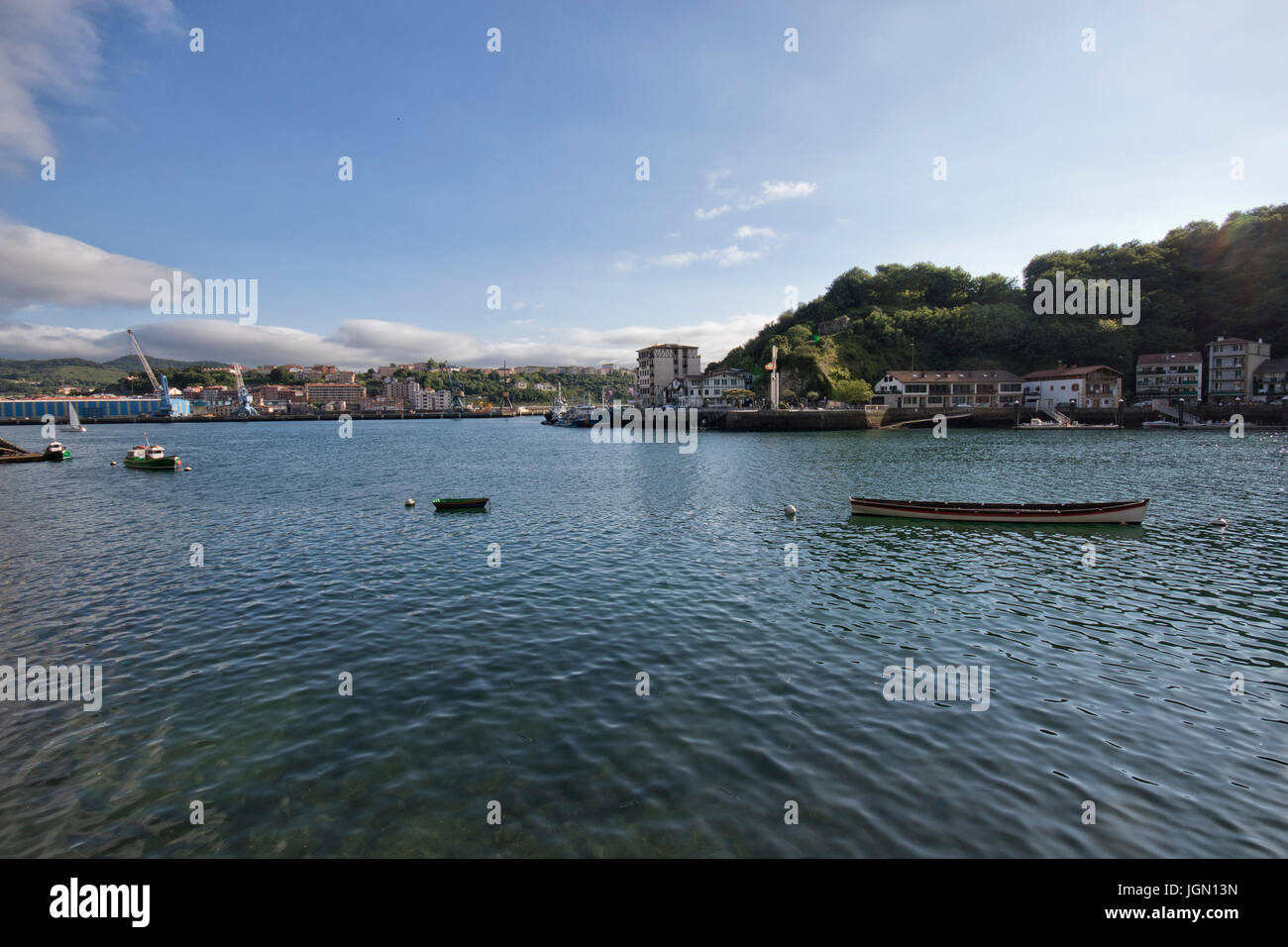 Les bateaux de pêche se reposant à la mer dans le village de San Juan - Pasai Donibane (Pasaia, Guipuzcoa, Espagne). Banque D'Images