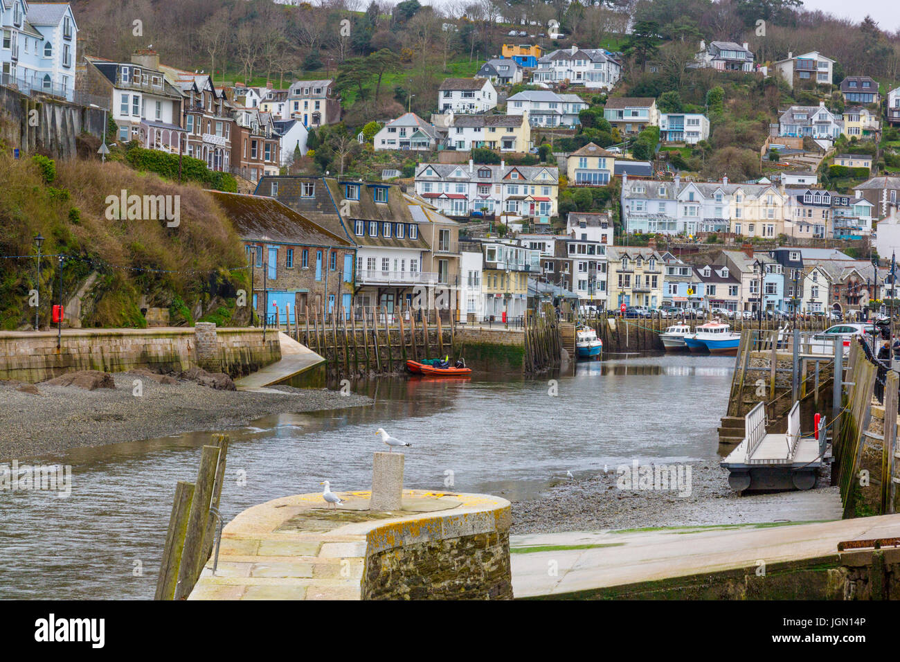 Un mélange de différentes couleurs et style de maisons de West Looe donnent sur la petite flotte de pêche dans la rivière, Looe Looe, Cornwall, England, UK Banque D'Images