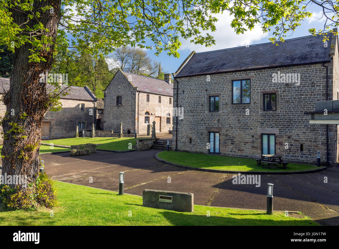 L'original Hathersage Hall a été rénové et converti en un centre d'affaires, Peak District, Derbyshire, Angleterre, RU Banque D'Images