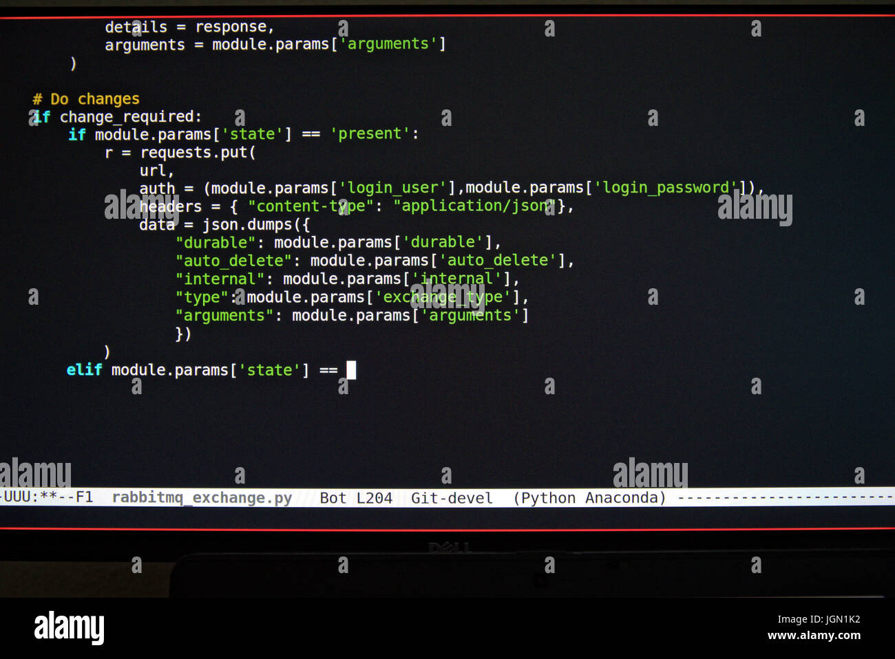 Alors que l'écran modifie le code source du programmeur de logiciels en langage de programmation Python Banque D'Images