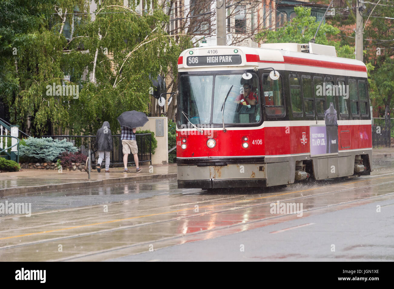 Toronto, Canada - 25 juin 2017 : voiture de rue au centre-ville de Toronto passe sous la pluie, rue Carlton Banque D'Images