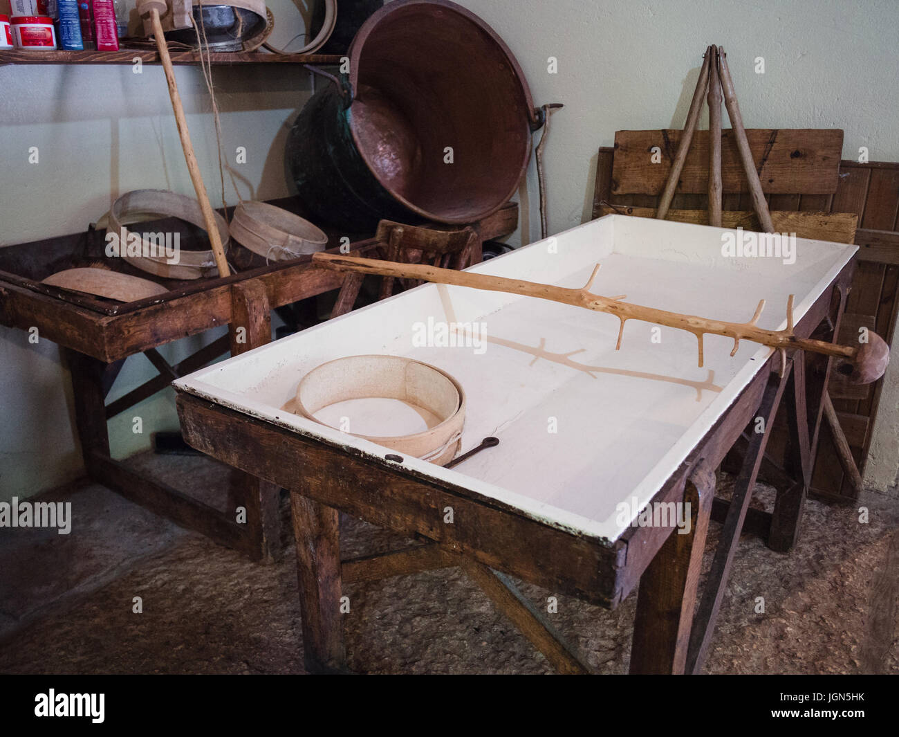 L'équipement pour la transformation du lait en fromage dans une ancienne laiterie italienne. Banque D'Images