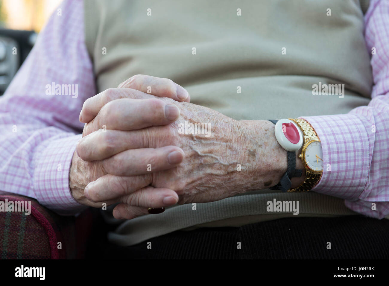 Un pensionné vulnérables porte un bracelet d'alarme de panique. Banque D'Images